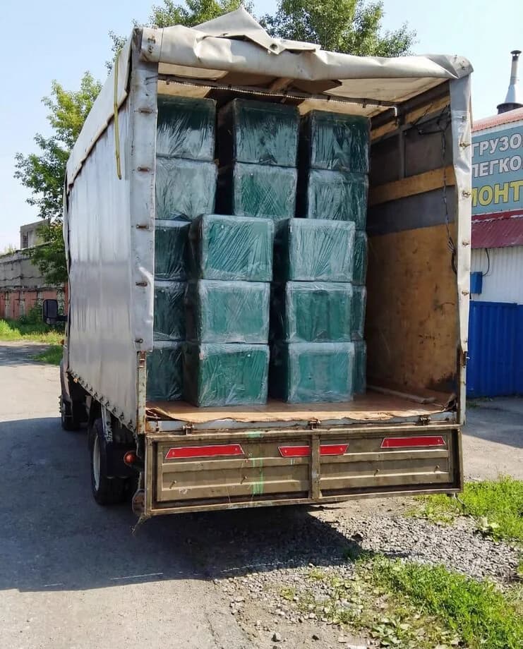 Погрузка жироуловителей БИОФОР в машину: корпуса упакованы в плёнку и уложены в кузов